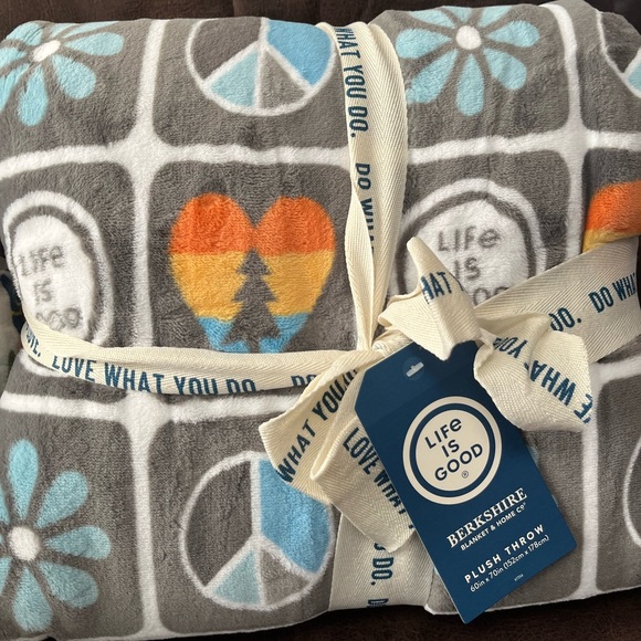 NWT Bundle of 2 Soft Throws - Life is Good and Kringle Express Christmas - Picture 4 of 10